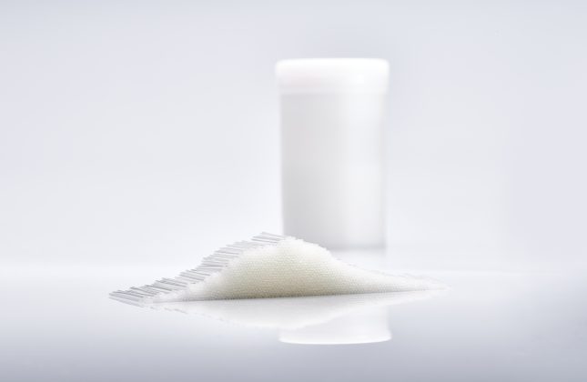 IV和TPU留置针导管产品展示,透明医用导管,柔软材质,实验室背景